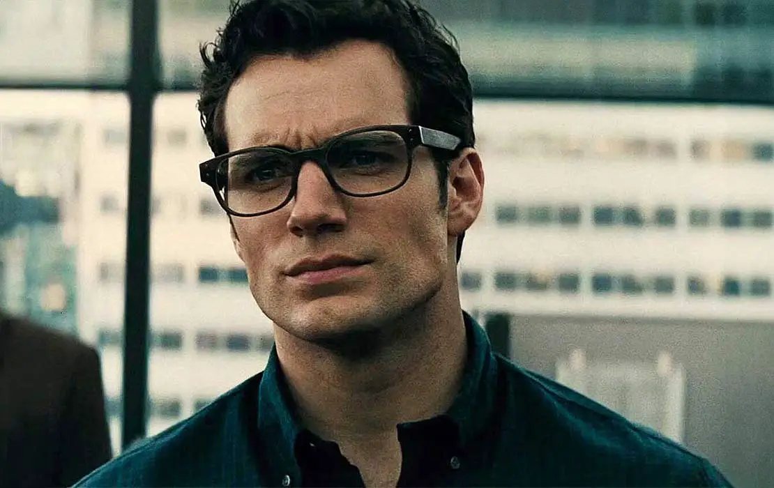 The difference between clark kent and Henry Cavill is just a pari of ...